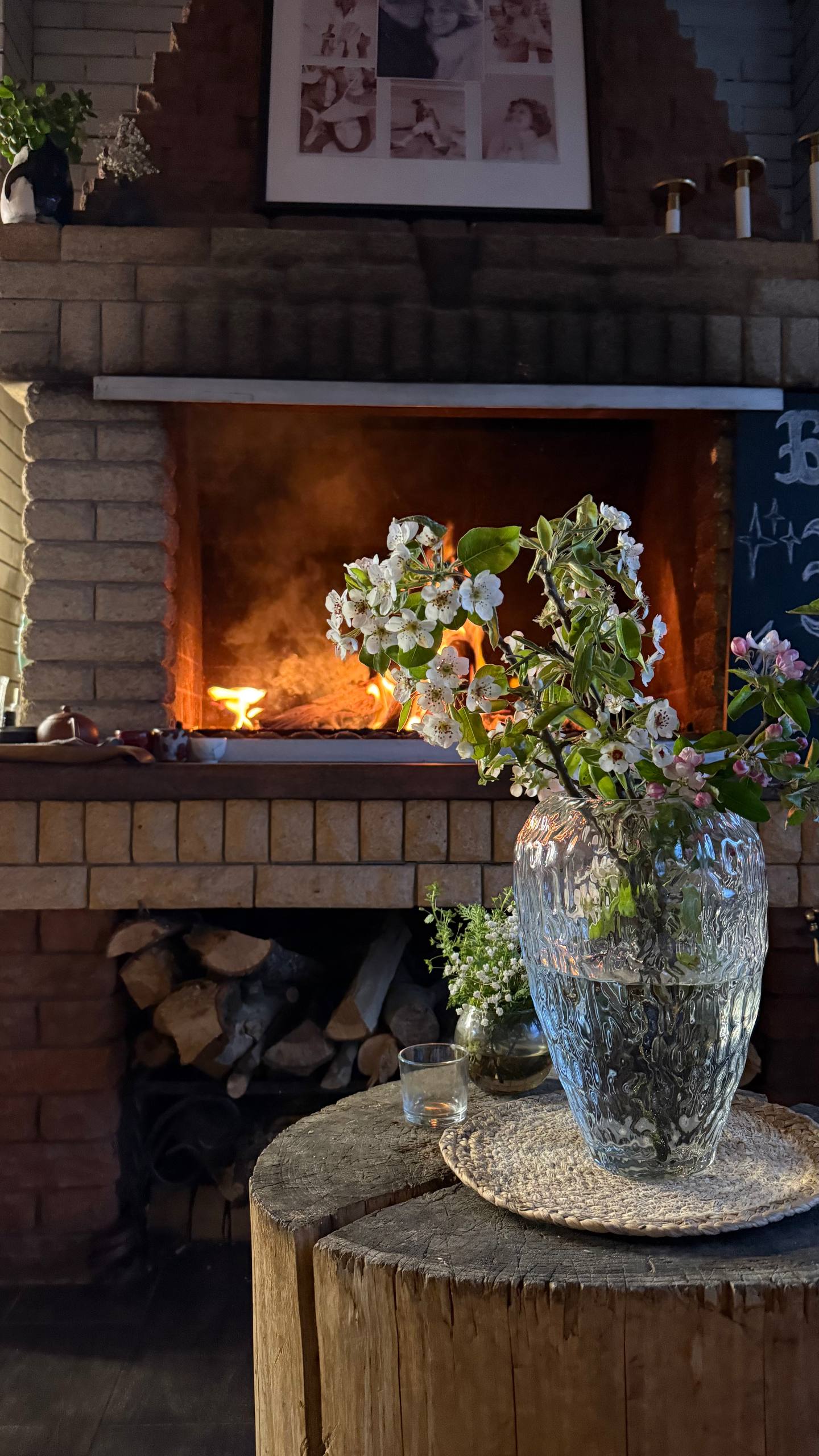 Камин и цветы